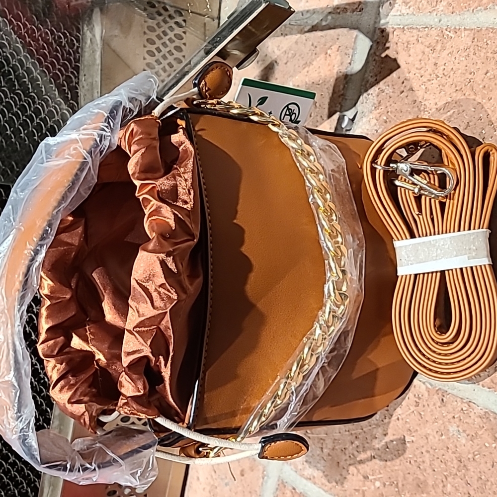 Bucket crossbody handbag